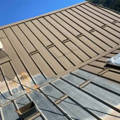 travaux de peinture sur toiture par notre artisan peintre nouveau